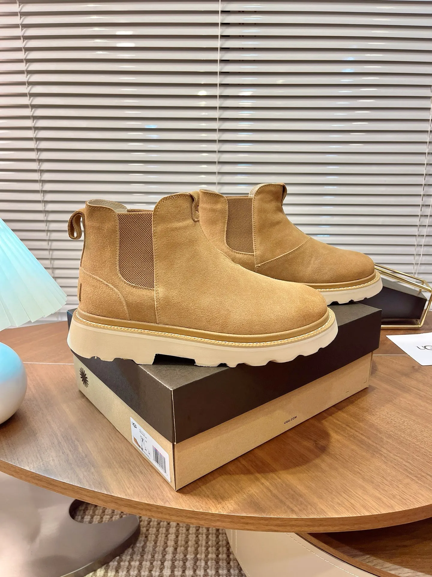 【UGG】 P: 600💰 Size: 40 to 44 (45 custom-made) 2025 new style 𝑼𝑮𝑮•Men's ◾️. Winter snow boots and fur shoes. The matching coefficient is also 100%. 💥Good-looking✨Fully fashionable and stylish when worn. 📈 Lager casual boots, lace-up style. The heels are decorated with hot embossed brand logos. Item No.: 1171113 Upper: high-quality cow suede Lining: sheepskin imported from Australia 🐑The inner lining is made of Australian lamb wool Outsole: EVA non-slip outsole. 45